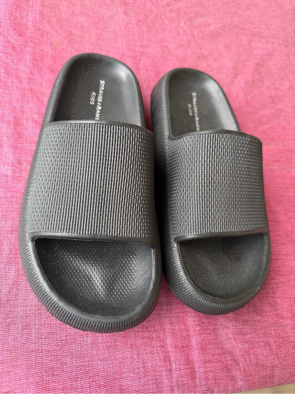 👉🏼NWT👈🏼 Kid’s Strauss + Ramm Black Cayde Youth Slide Sandal Sz: 4M